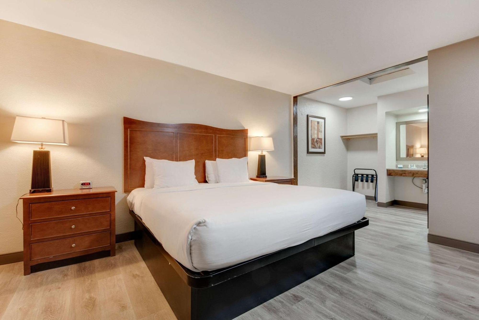 Hotel Suburban Cortez